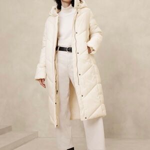 Water resistant puffer jacket
Banana Republic size Mesium